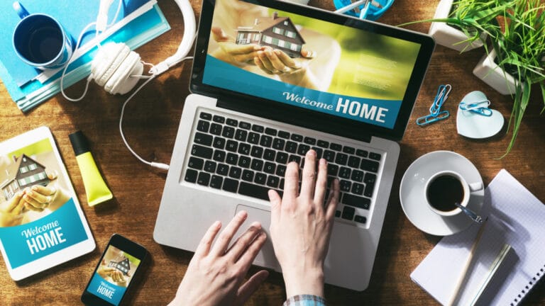 Inmobiliaria online trabajando en un escritorio