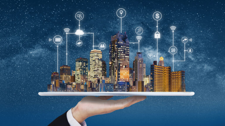 Mano sujetando prototipo de casa con inteligencia artificial