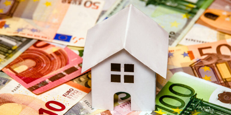 Casa rodeada de billetes