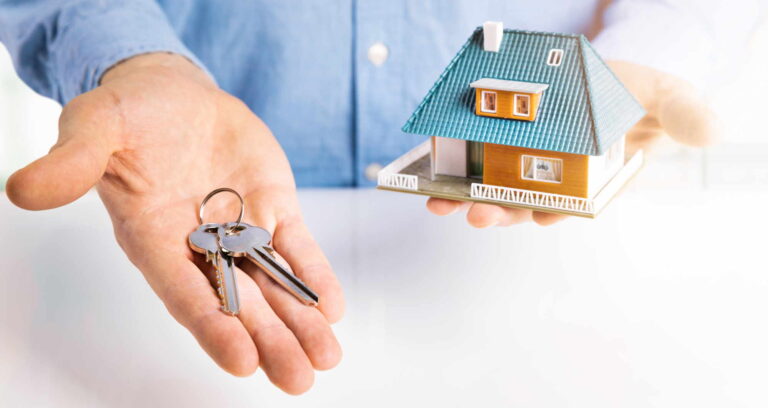 Persona con mano extendida sujetando unas llaves