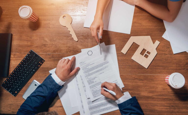 Firma de papeles con inmobiliaria Inmoversión para comprar una vivienda