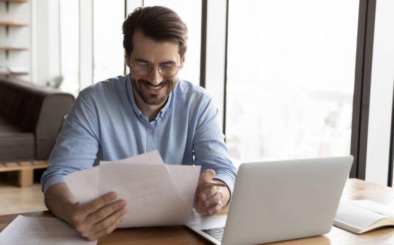 hombre mirando papeles comunidad de vecinos