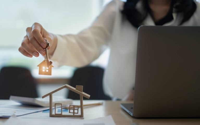 Agente inmobiliaria entregando las llaves de una casa